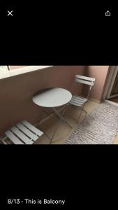 una mesa blanca y una silla en una habitación en 1 Bedroom flat en Kosovo Polje