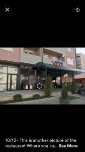 una foto di un ristorante dove sei di 1 Bedroom flat a Kosovo Polje