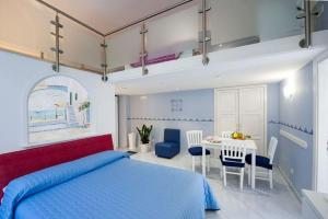 1 dormitorio con 1 cama y 1 mesa con sillas en Casa Amore S Lucia, en Amalfi