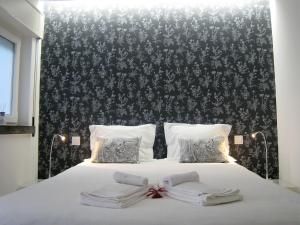 Giường trong phòng chung tại Cascais SENSATIONS