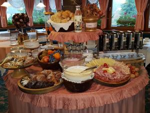 圣马蒂诺-迪卡斯特罗扎Hotel Cristallo的桌子上摆满了各种食物