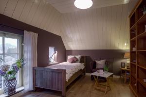 a small bedroom with a bed and a window at Bed en Breakfast Gees in Gees