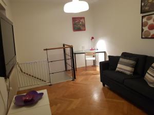 sala de estar con sofá y mesa en VillaVega Apartments, en Lund
