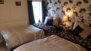 A bed or beds in a room at Kingsmede Bed & Breakfast