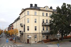 un gran edificio al lado de una calle en First Hotel City Eskilstuna en Eskilstuna