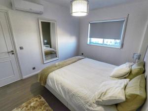 een slaapkamer met een groot bed en een raam bij House Colegio de Gaia in Vila Nova de Gaia