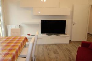 TV a/nebo společenská místnost v ubytování Light & Colours Apartment