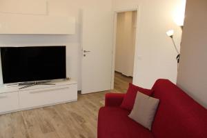 ボローニャにあるLight and coloursのリビングルーム(赤いソファ、薄型テレビ付)