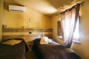 A bed or beds in a room at L'Orto Di Panza