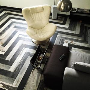 a living room with a chair and a couch at Residenza RoMa in Tropea