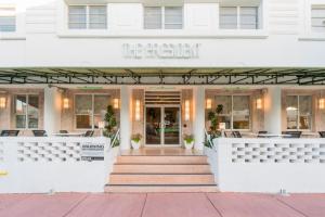 une entrée de l'hôtel avec un panneau indiquant la réception dans l'établissement President Hotel, à Miami Beach