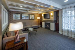 a living room with a couch and a fireplace at Red Lion Hotel Bellevue in Bellevue