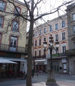 una luz de la calle frente a un edificio en Apartment Carnot, en Carcassonne
