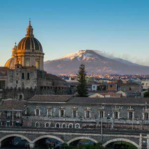 a view of a building with a mountain in the background at Attico MEA in Catania