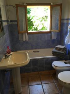 リュックマヨールにあるCasa Calendulaのバスルーム(バスタブ、洗面台、トイレ付)