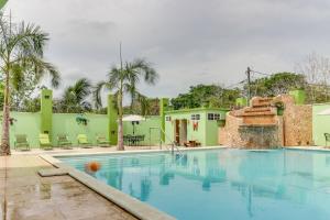 una piscina en un complejo con una fuente de agua en Midas Belize, en Trapiche