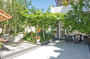 Ein Garten an der Unterkunft Apartment Ljubica