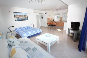 sala de estar con sofá y mesa en Rooms and Apartments Bella Vista, en Rovinj