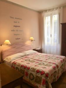 sypialnia z łóżkiem z kołdrą w obiekcie B&B Metamorphosi w mieście Fiuggi