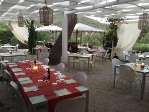ein Esszimmer mit Tisch und Stühlen und Tischsucher in der Unterkunft Hotel Etrusco in Rio Marina