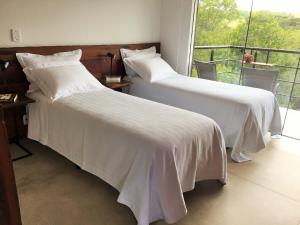 Ένα ή περισσότερα κρεβάτια σε δωμάτιο στο Latitude Lodge