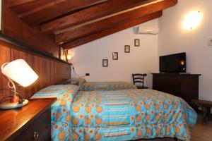 A bed or beds in a room at Albergo Santo Spirito