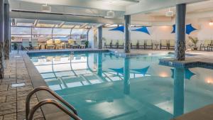 una gran piscina con mesas y sillas en Atlantic Oceanside Hotel & Conference Center, en Bar Harbor
