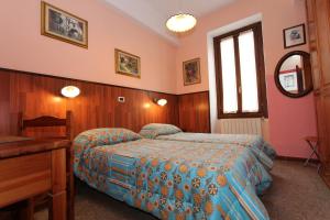 A bed or beds in a room at Albergo Santo Spirito