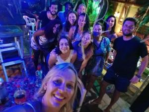 Un gruppo di persone che posano per una foto a una festa di Brumar Inn ad Angra dos Reis