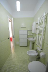 ガリポリにあるRosa Virginia Homeのバスルーム(トイレ、洗面台付)
