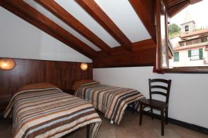 A bed or beds in a room at Albergo Santo Spirito