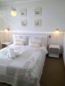 1 dormitorio con 1 cama blanca y 2 almohadas en Vista Mar Apartment en Valparaíso