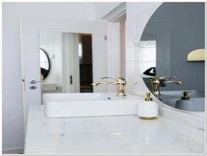 La salle de bains blanche est pourvue d'un lavabo et d'un miroir. dans l'établissement Old Town Cosy Studio, à Bucarest