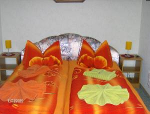 Ein Bett oder Betten in einem Zimmer der Unterkunft Ferienwohnung 1 am Bismarckturm in Burg