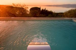 una piscina con vista sull'acqua di Villa Biancaluna a San Feliciano