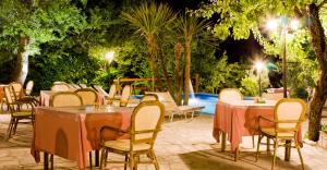 A garden outside Albergo B&B Antica Trattoria Bacco