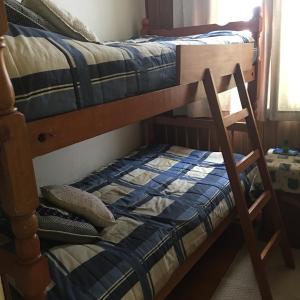 a bunk bed in a room with two beds at Frente a Playa - 3 dorms, 2 baños, parking, WiFi, 2 cuadras MALLS in Viña del Mar