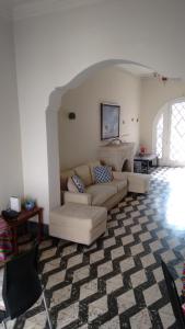 een woonkamer met een bank en een tafel bij Cozy and Comfortable Home in MIRAFLORES in Lima