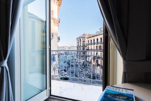 um quarto com uma janela e vista para uma cidade em VistaViva B&B em Nápoles