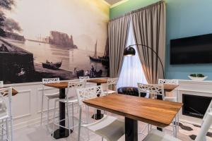 una sala da pranzo con tavoli, sedie e camino di VistaViva B&B a Napoli