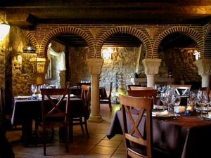 a restaurant with tables and chairs in a room at El Mirador de Almanzor in Calatañazor