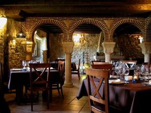 een restaurant met tafels en stoelen in een kamer bij El Mirador de Almanzor in Calatañazor