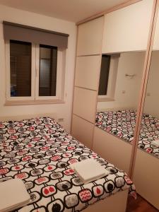 Posteľ alebo postele v izbe v ubytovaní Sunny apartment 150 m from the sea