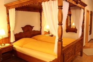 Un pat sau paturi într-o cameră la Hotel Sonnenhof