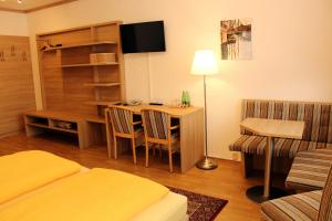 TV a/nebo společenská místnost v ubytování Hotel Sonnenhof + 33 fotografií