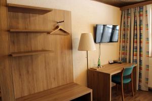 Televisyen dan/atau pusat hiburan di Hotel Sonnenhof