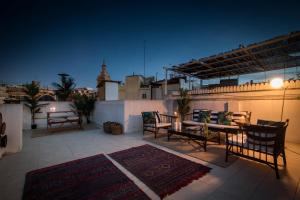 eine Terrasse mit Stühlen und einem Tisch auf dem Dach in der Unterkunft Cosy Rooms Embajador in Valencia