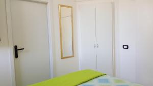 トッレ・ラピッロにあるMareideのベッドルーム1室(鏡付きベッド1台、クローゼット2つ付)