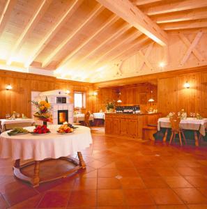 Restorāns vai citas vietas, kur ieturēt maltīti, naktsmītnē Gasthof Weisses Kreuz