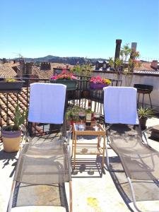 2 sillas y una mesa en el balcón en Apartment Carnot, en Carcassonne